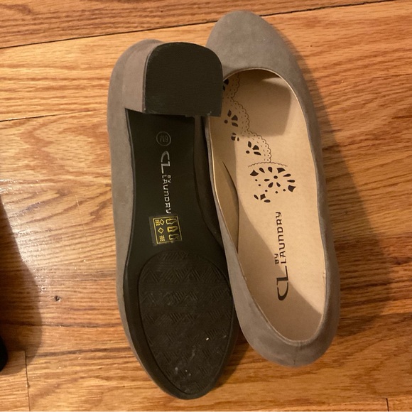 Two pairs of shoes black and beige , wear sometimes, size 6us , in chamois - Picture 3 of 7